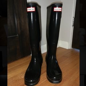 Women’s tall black shiny Hunter rain boots